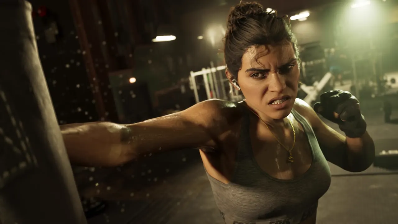 Lucía golpea un saco de boxeo en un gimnasio.