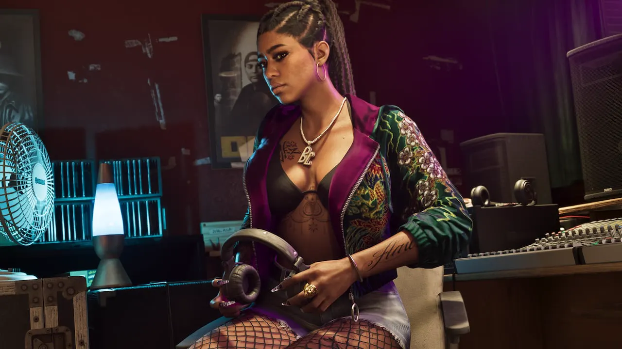 Bae-Luxe de las Real Dimez sentada en un estudio de grabación con unos audífonos en la mano.